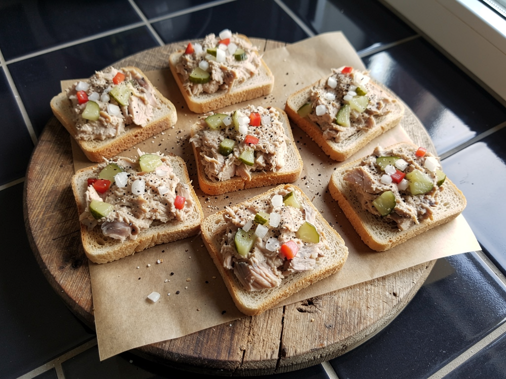 Kanapki z pastą z makreli na chlebie bezglutenowym